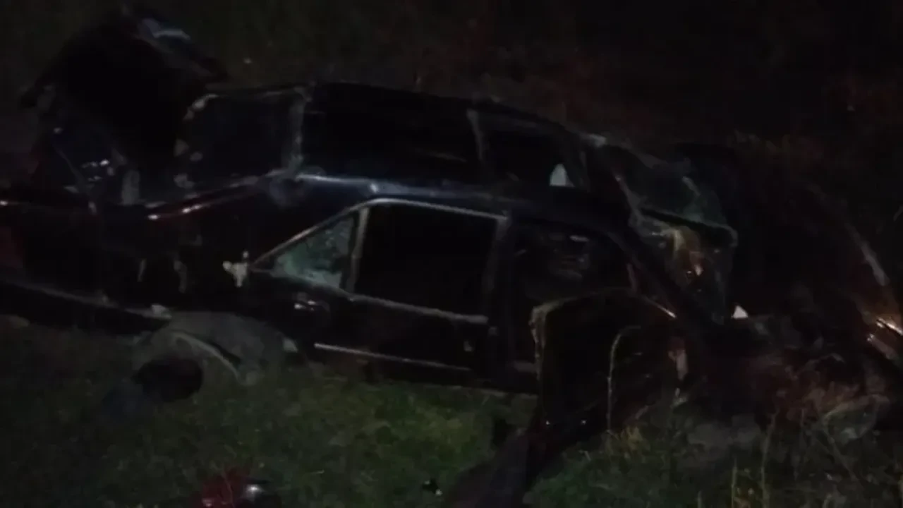 Şarampole yuvarlanan Mercedes kağıt gibi ezildi, 5 kişi yaralandı!