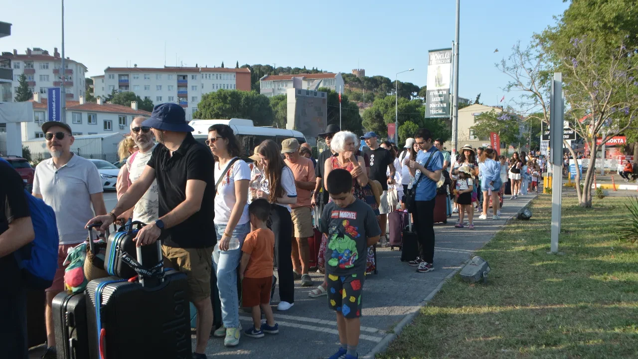 Türkiye'den Midilli Adası'na akın! Kuyruğun başı var sonu yok