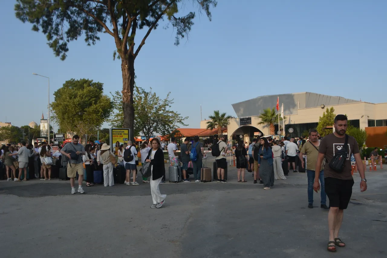 Türkiye'den Midilli Adası'na akın! Kuyruğun başı var sonu yok