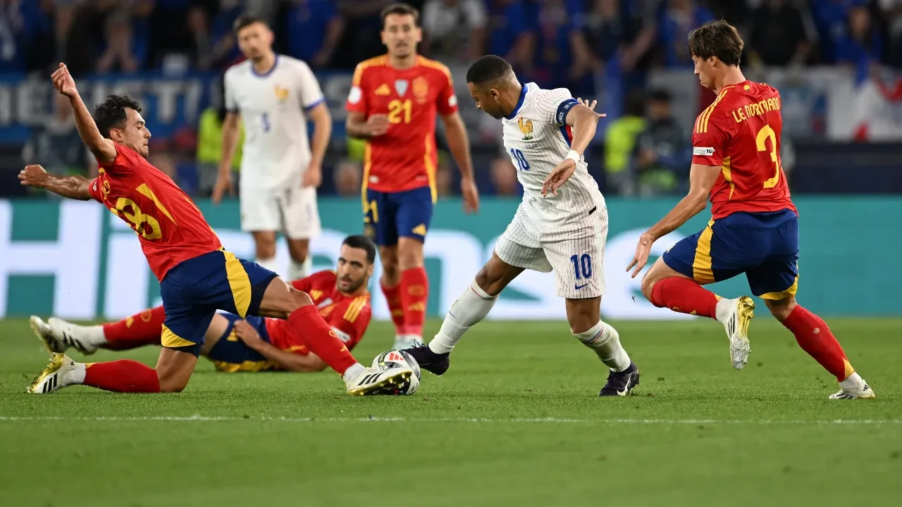 /spor/uefa-uluslar-liginde-finalin-adi-belli-oldu-9-gollu-ispanya-fransa-maci-nefesleri-kes-3225125