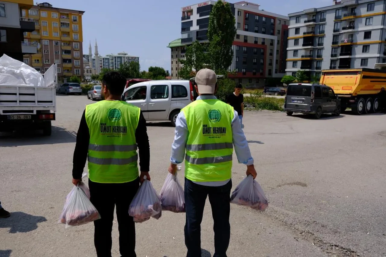 Van'da 19 yıllık bir gelenek: Toplu kurban kesimi sonrası dağıtım