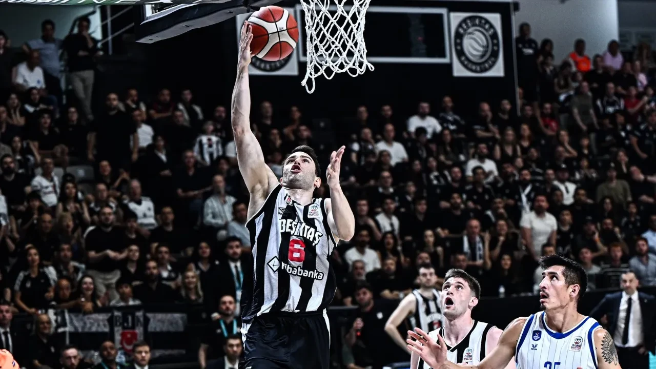 Anadolu Efes Beşiktaş Fibabanka'yı deplasmanda devirdi! 