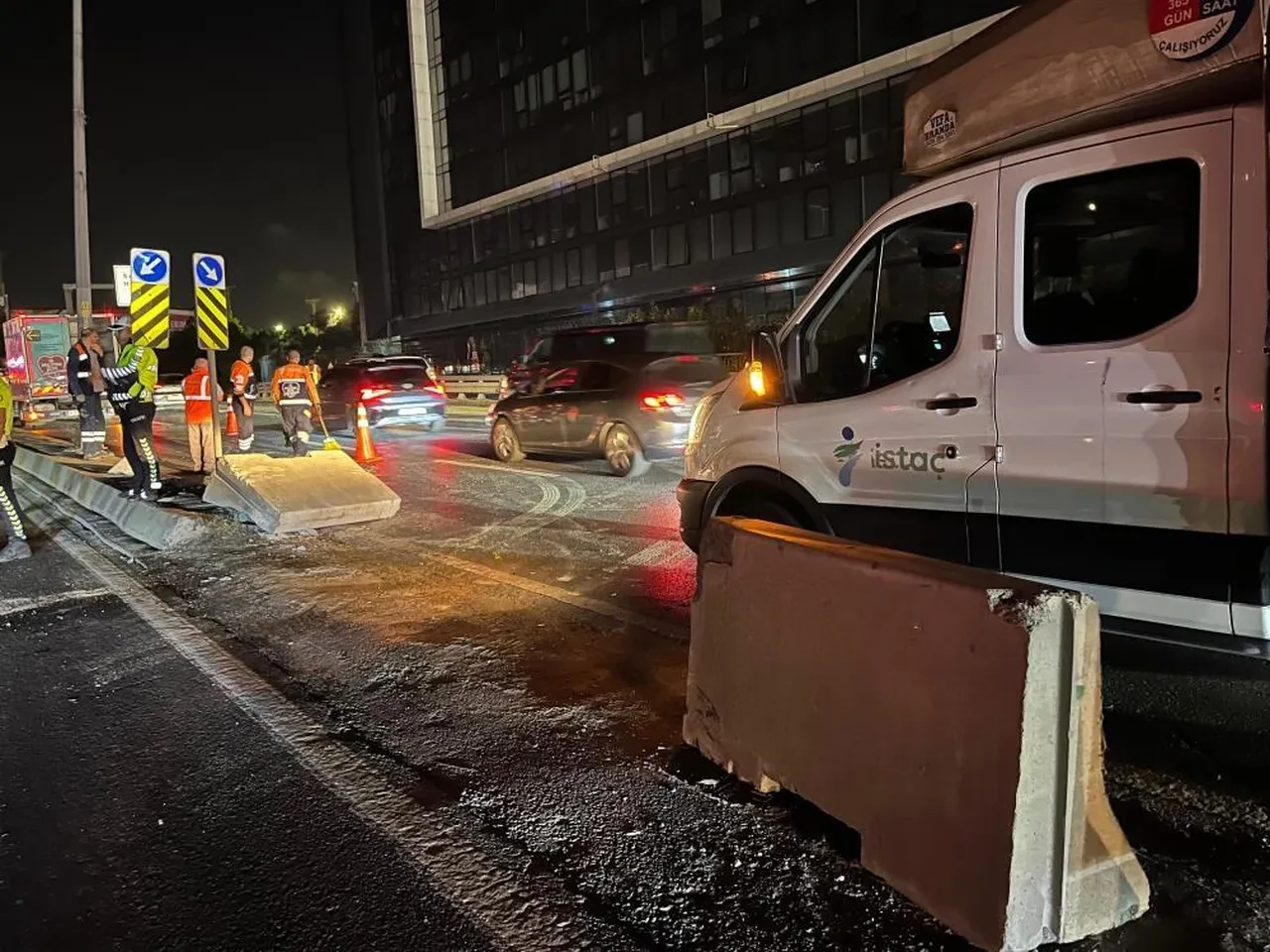 E-5’te feci kaza: Araç beton bariyeri aşıp yan yola geçti