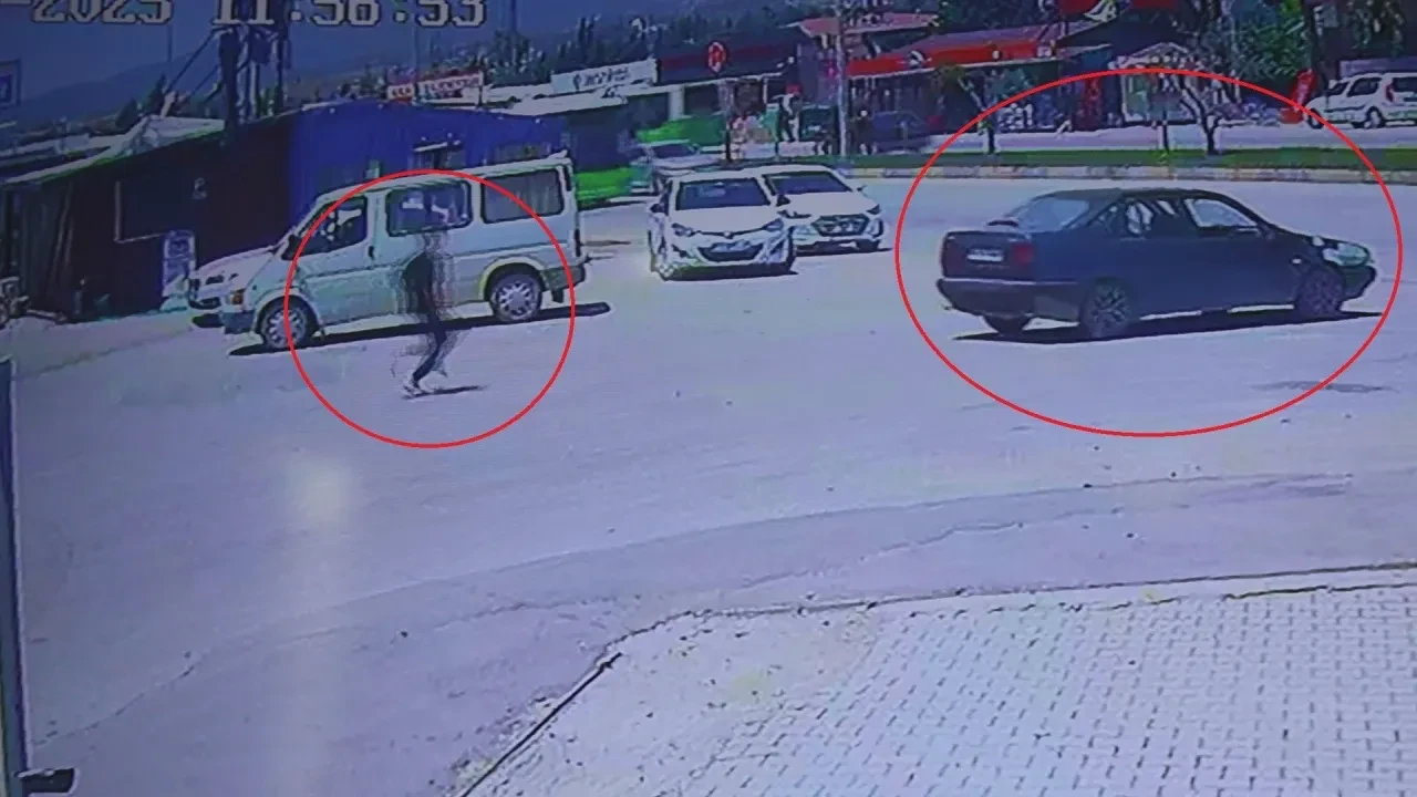 El frenini unuttu, otomobil ana yola fırladı! Film gibi kaza saniye saniye kamerada