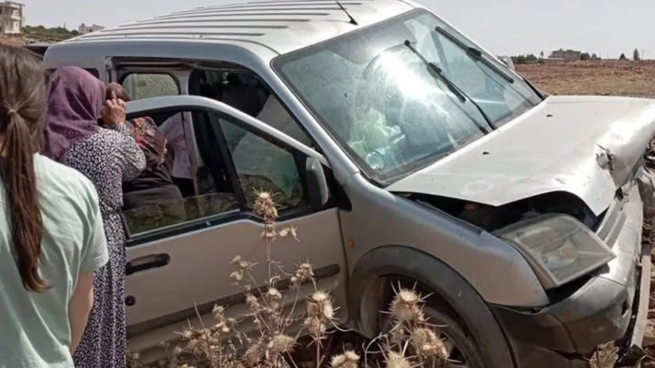 Hafif ticari araç kontrolden çıkıp taşlara çarptı: 2 yaralı
