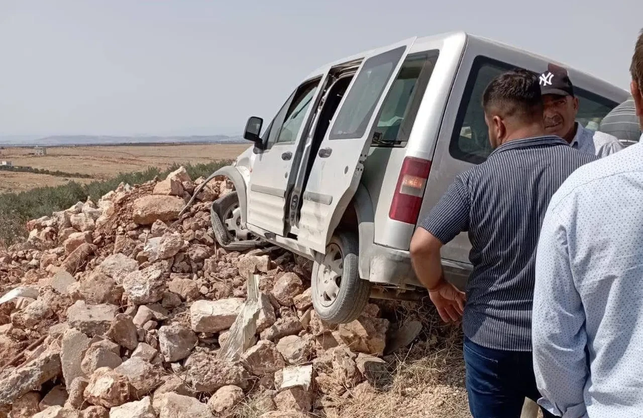 Hafif ticari araç kontrolden çıkıp taşlara çarptı: 2 yaralı