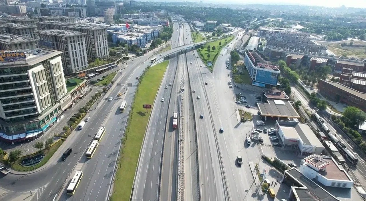 İstanbul'da yollar bomboş! Trafik neredeyse hiç yok