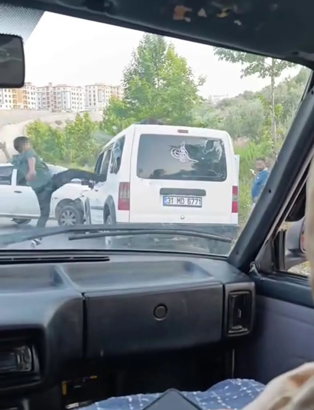 Korku dolu anlar! Kaza yaptıkları araca böyle saldırdılar