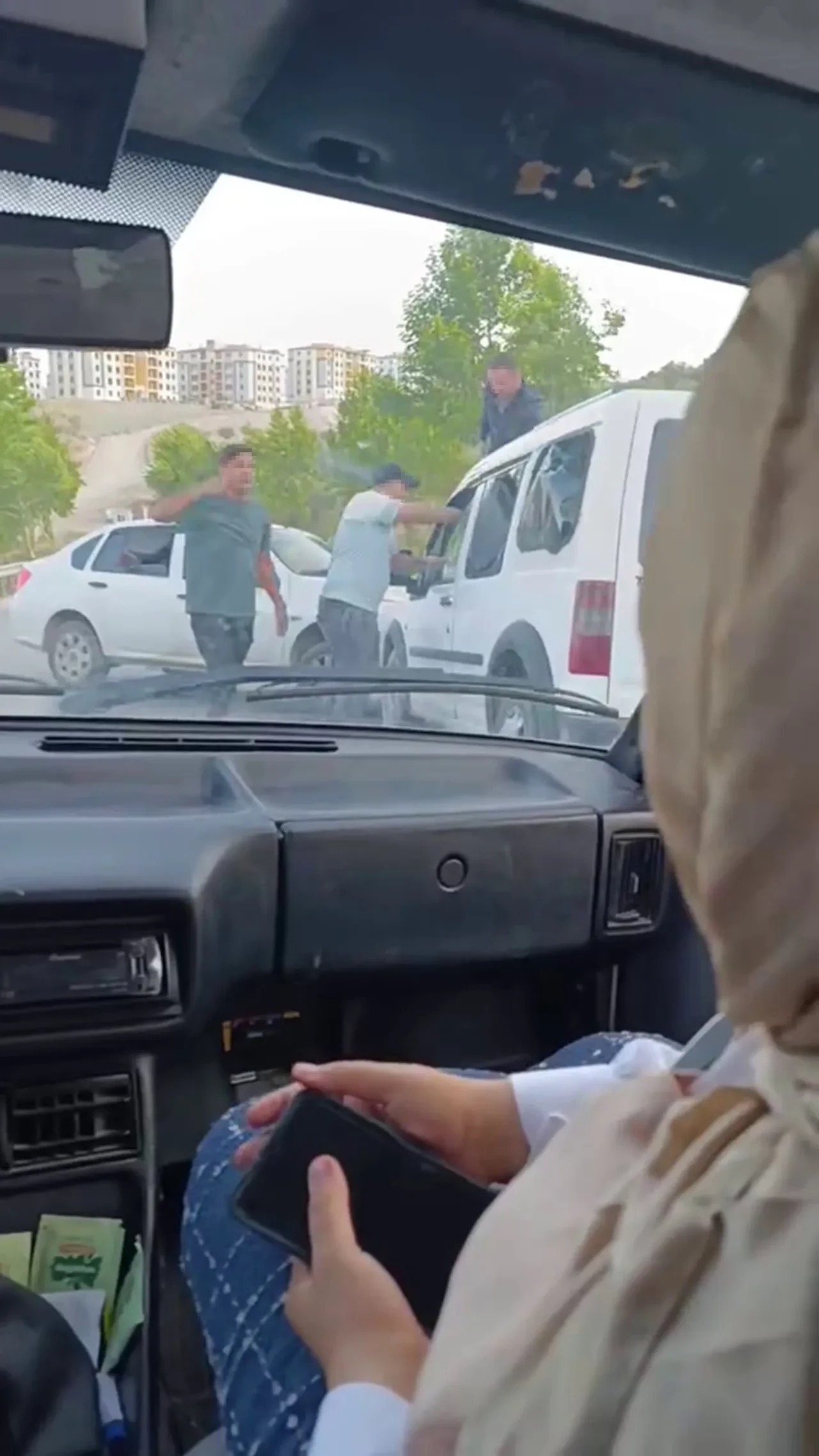 Korku dolu anlar! Kaza yaptıkları araca böyle saldırdılar