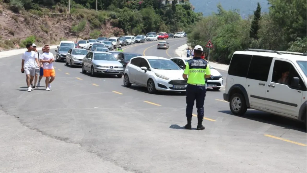 Ölüdeniz'de bayram kalabalığı! Plajlar doldu, trafik felç oldu