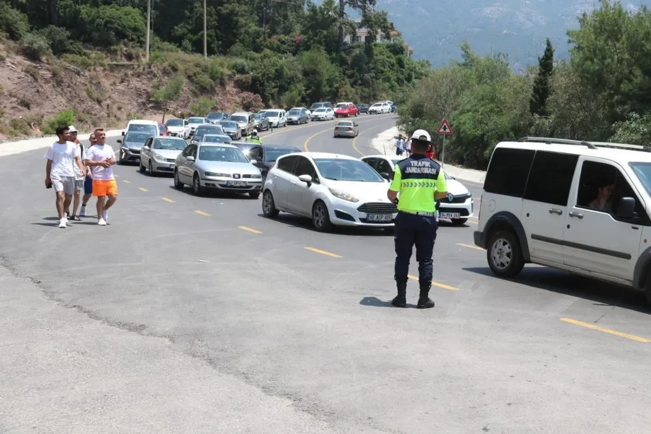 Ölüdeniz'de bayram kalabalığı! Plajlar doldu, trafik felç oldu