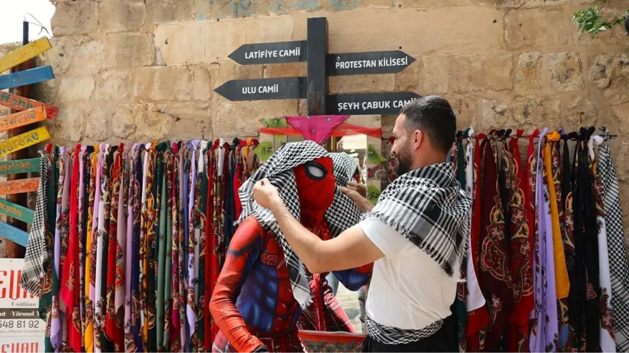 Poşulu Spider Man! Türkiye'yi karış karış geziyor: Son durağı Mardin oldu 