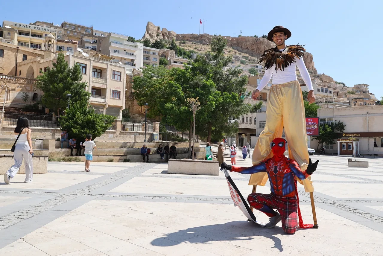 Poşulu Spider Man! Türkiye'yi karış karış geziyor: Son durağı Mardin oldu