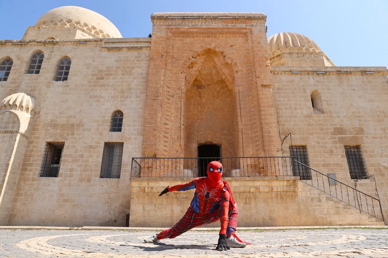 Poşulu Spider Man! Türkiye'yi karış karış geziyor: Son durağı Mardin oldu