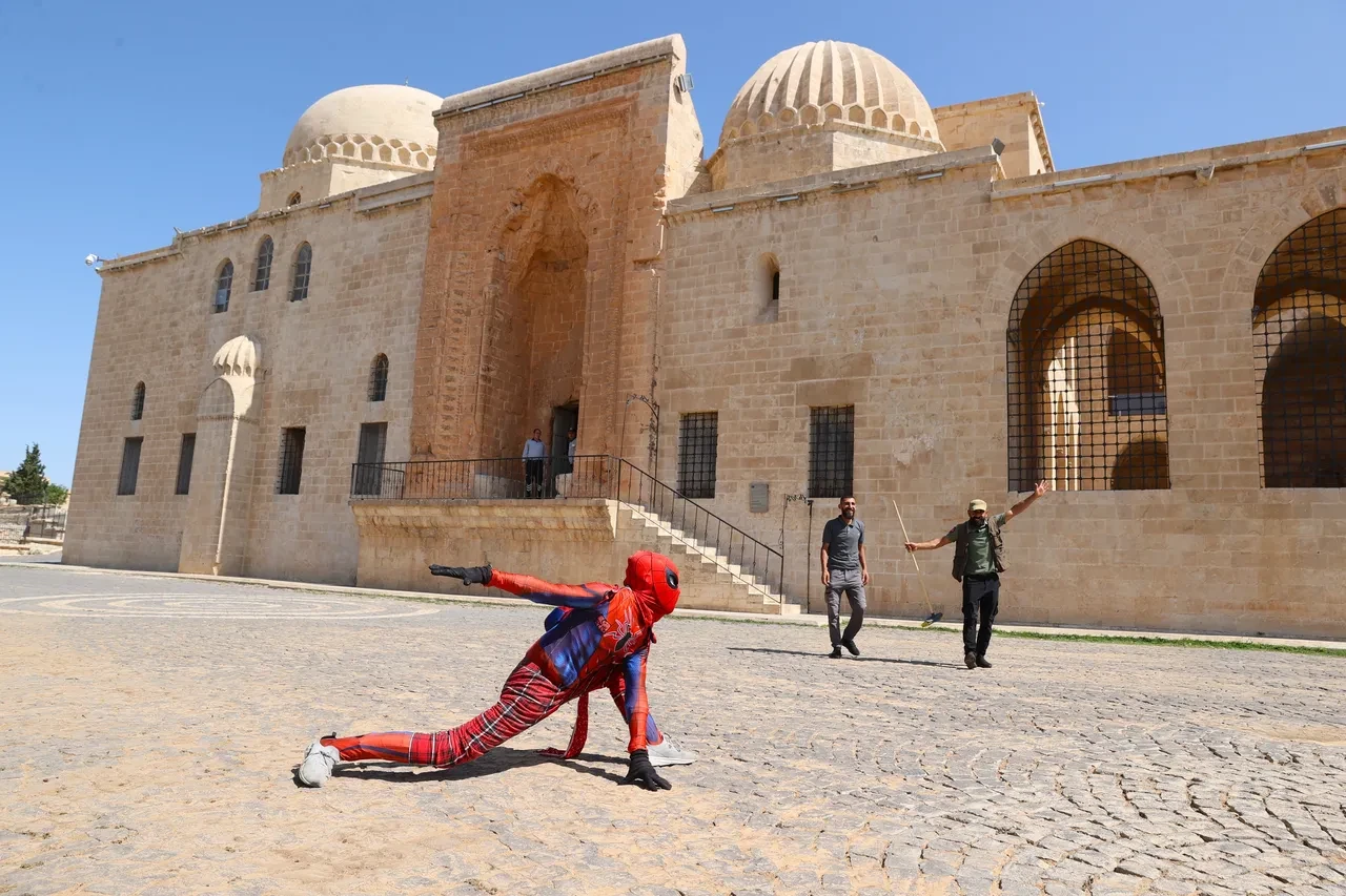 Poşulu Spider Man! Türkiye'yi karış karış geziyor: Son durağı Mardin oldu