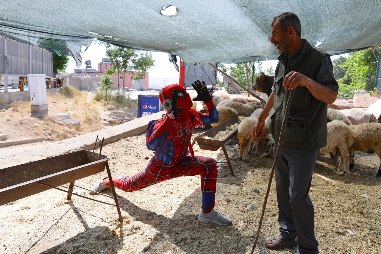 Poşulu Spider Man! Türkiye'yi karış karış geziyor: Son durağı Mardin oldu