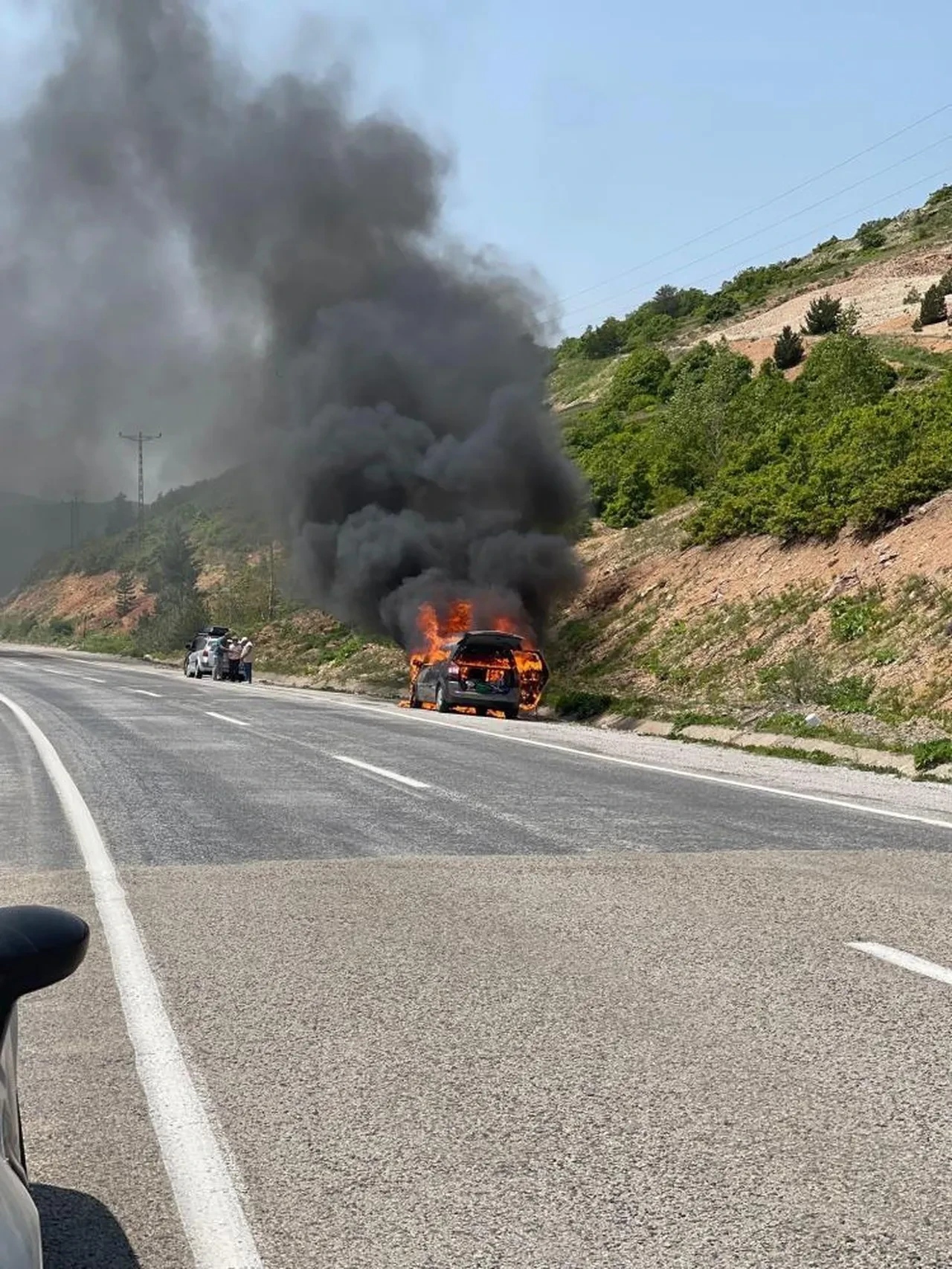 Sivas'ta seyir halindeki otomobil alev aldı: 4 kişi son anda kurtuldu