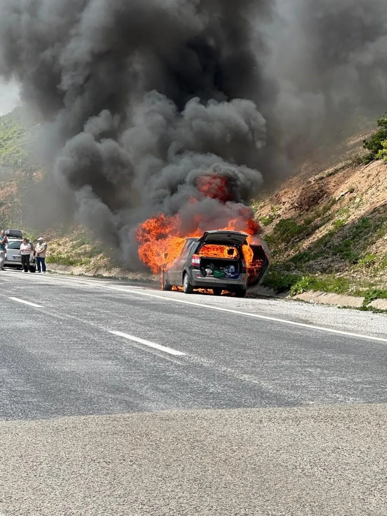 Sivas'ta seyir halindeki otomobil alev aldı: 4 kişi son anda kurtuldu