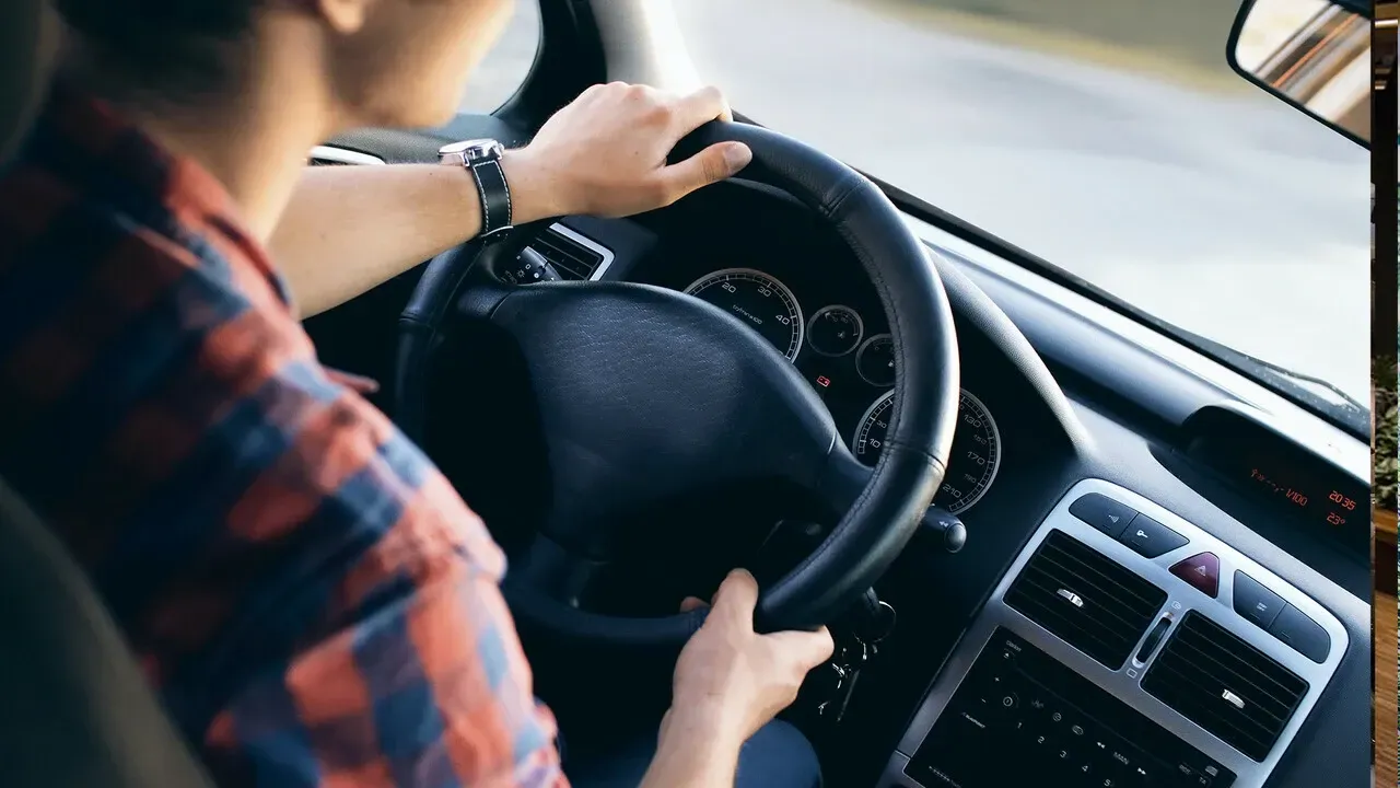 Trafik kazalarının en büyük nedeni belli oldu: Tehlike telefonlarda değil yan koltukta