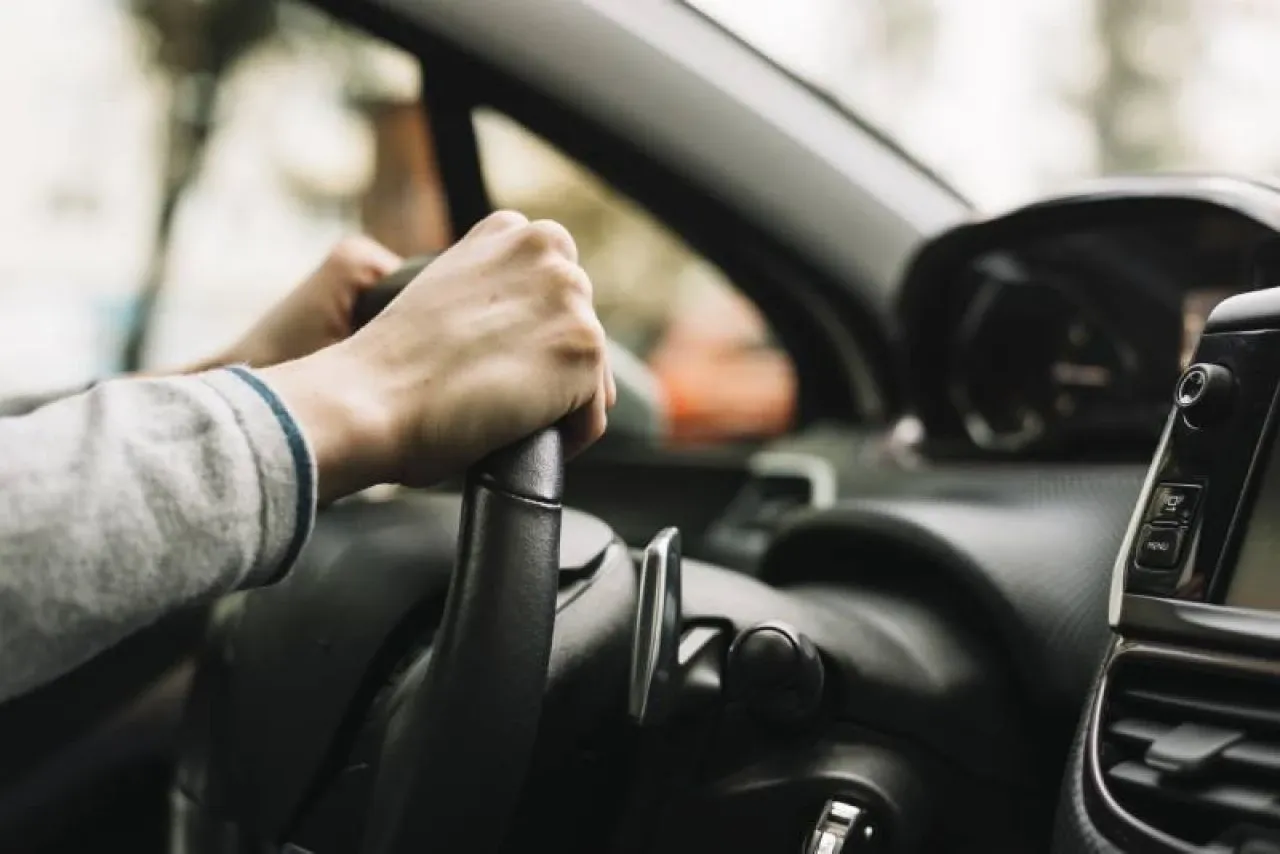 Trafik kazalarının en büyük nedeni belli oldu: Tehlike telefonlarda değil yan koltukta