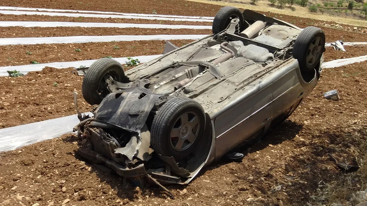 Virajı alamayan araç takla attı: 3 yaralı