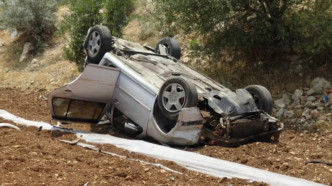 Virajı alamayan araç takla attı: 3 yaralı