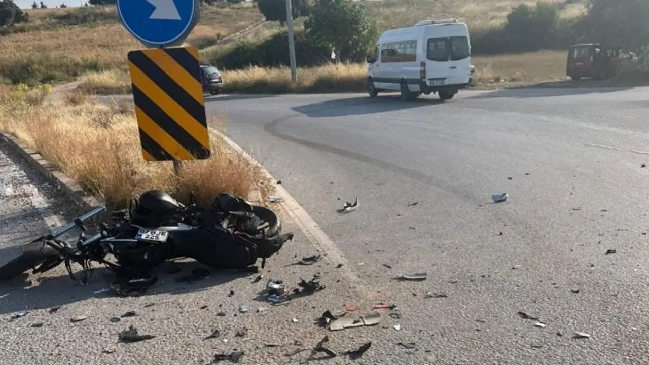 Antalya'da feci kaza! Motosiklet minibüse çarptı