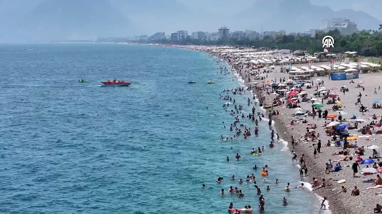 Antalya'da sahiller doldu taştı! Kentin nüfusu katlandı