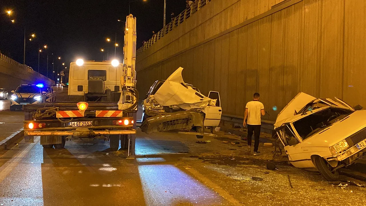 Aşırı hızla karşı şeride geçti, 2 araca çarptı: 6 yaralı