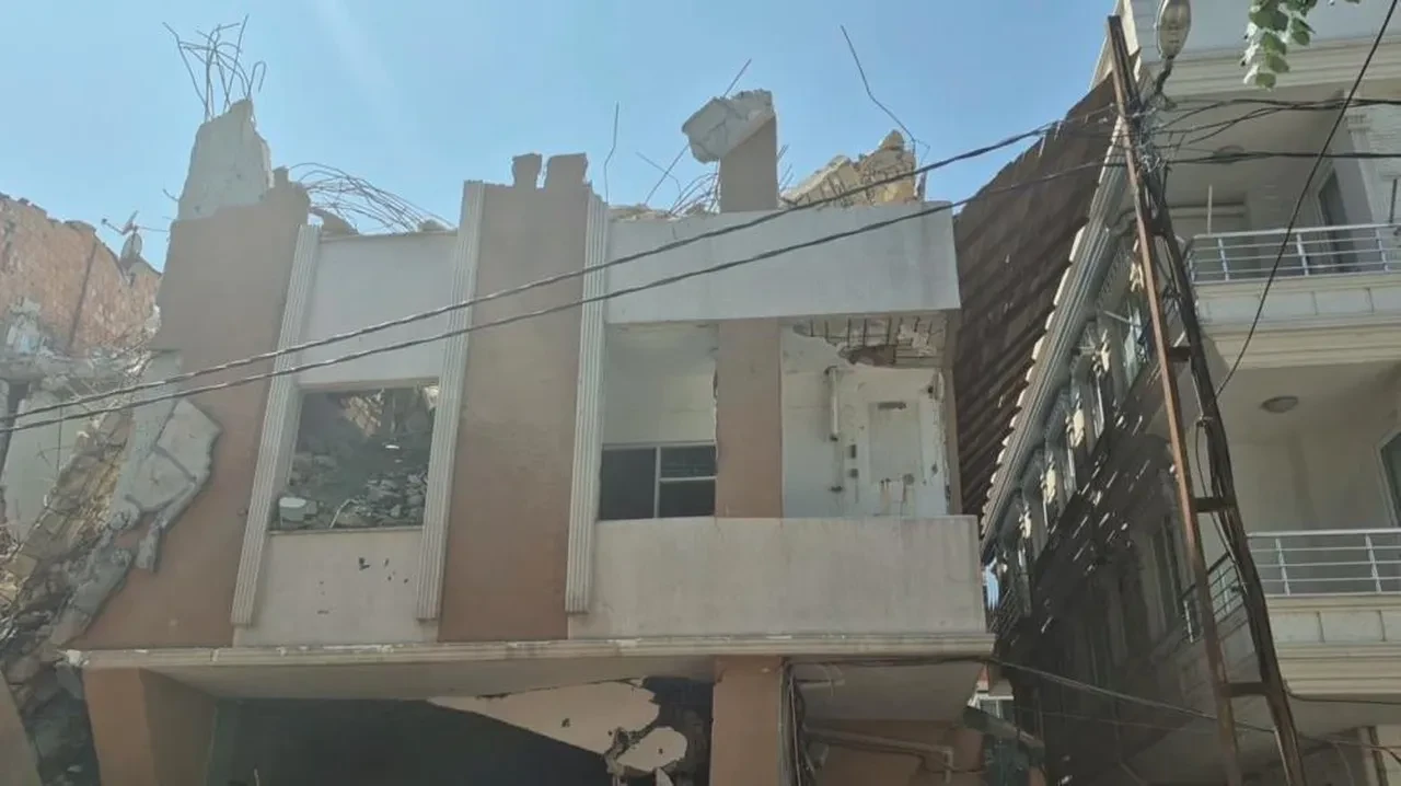 Avcılar'da tehlikeli anlar: Bitişik binanın duvarı yıkıldı
