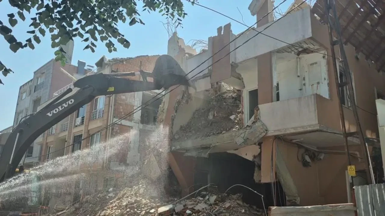 Avcılar'da tehlikeli anlar: Bitişik binanın duvarı yıkıldı