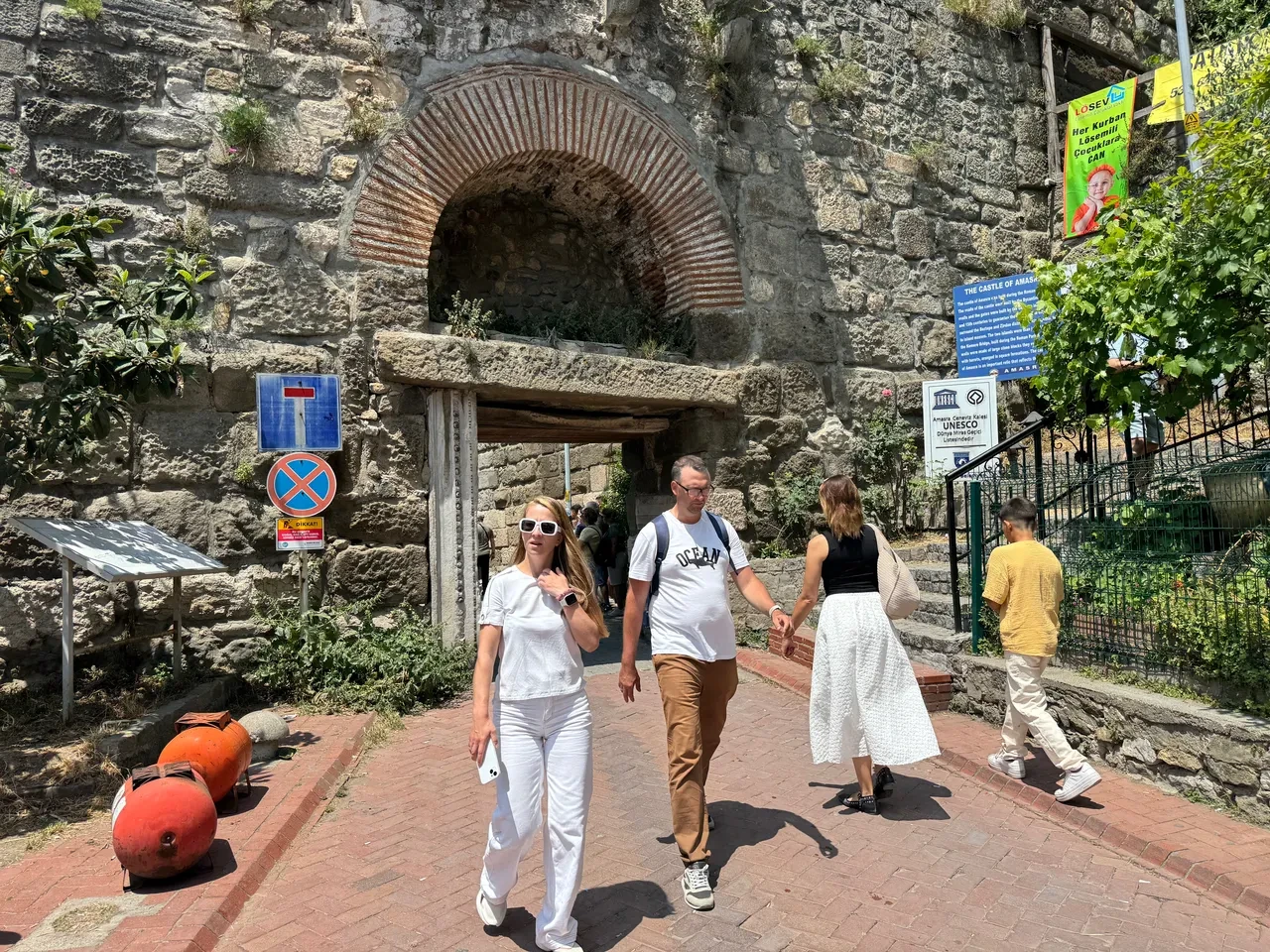 Bayramda Amasra'ya akın! Nüfusunun 10 katı misafir ağırladı, araç çekecek yer kalmadı