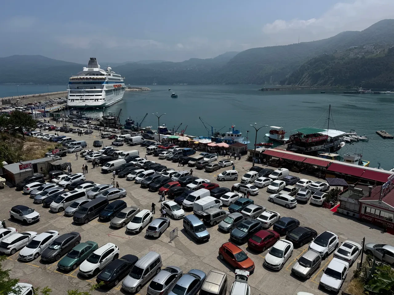 Bayramda Amasra'ya akın! Nüfusunun 10 katı misafir ağırladı, araç çekecek yer kalmadı