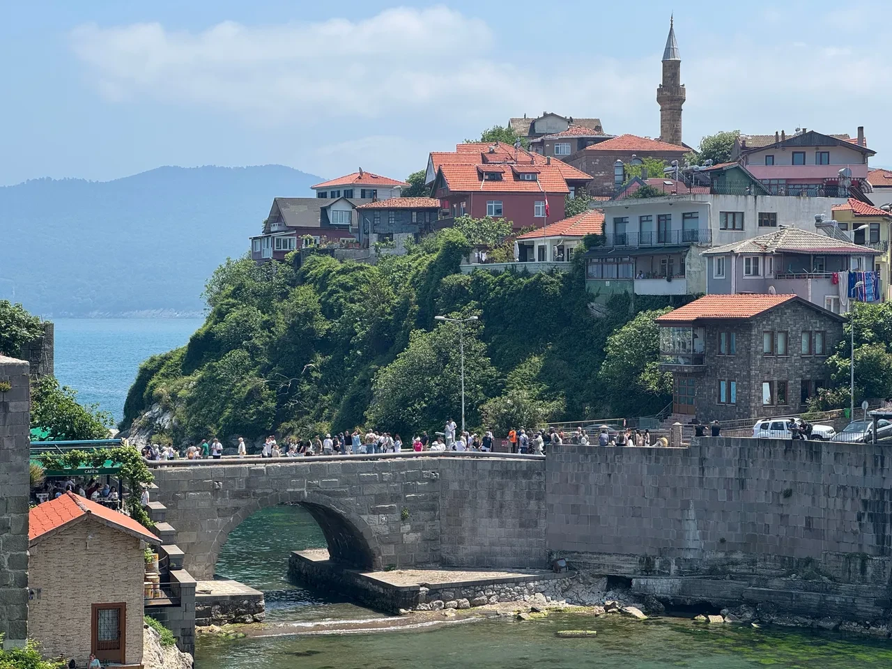 Bayramda Amasra'ya akın! Nüfusunun 10 katı misafir ağırladı, araç çekecek yer kalmadı