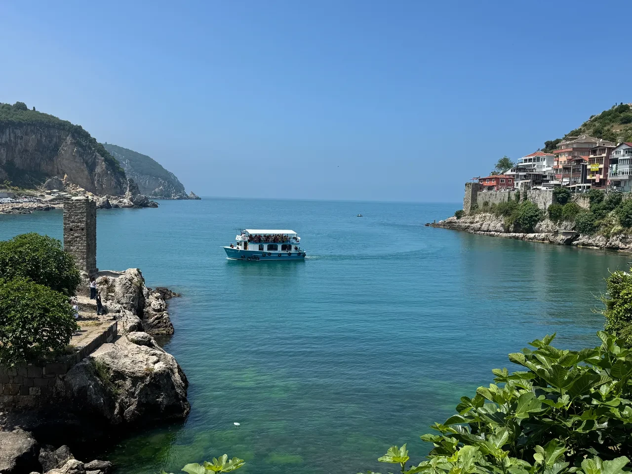 Bayramda Amasra'ya akın! Nüfusunun 10 katı misafir ağırladı, araç çekecek yer kalmadı