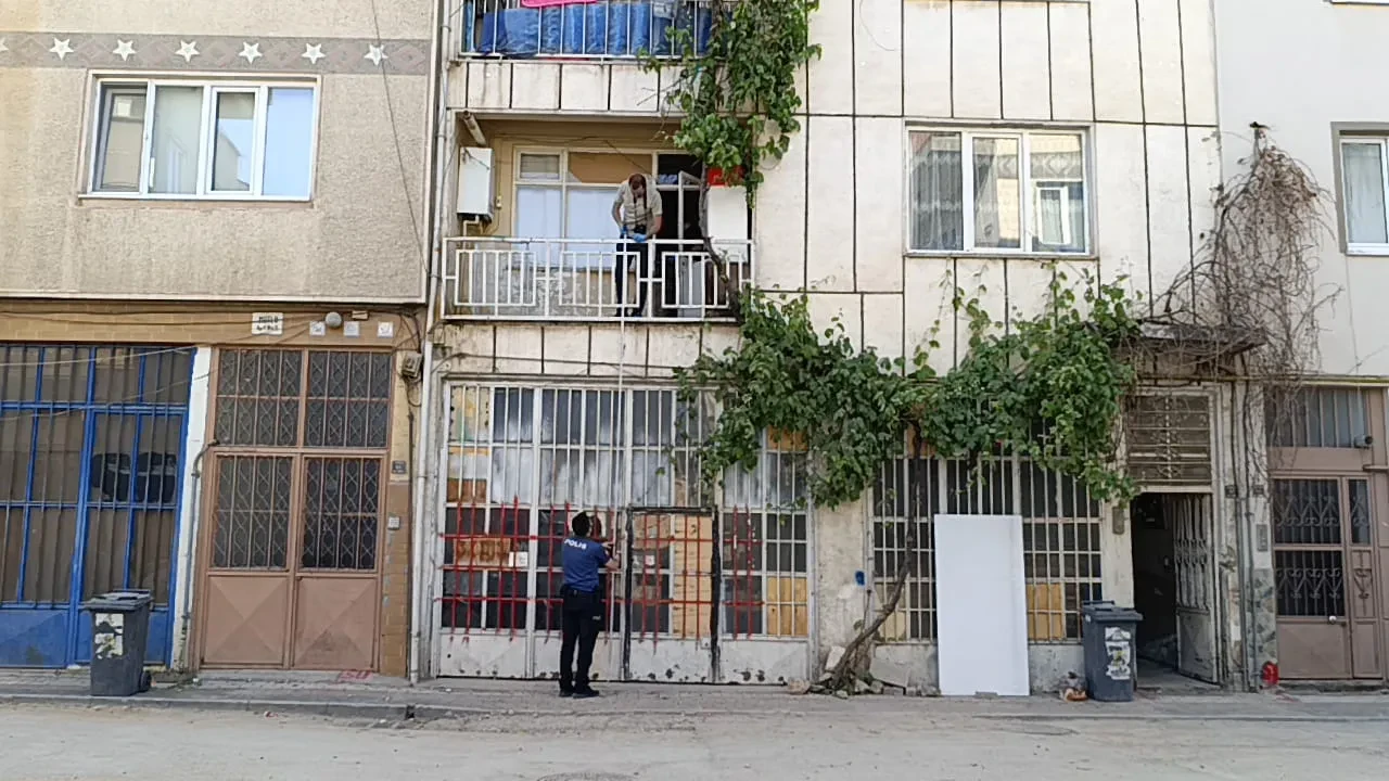Bayramda yemek telaşı acıya dönüştü: 2 yaşındaki çocuk balkondan düştü