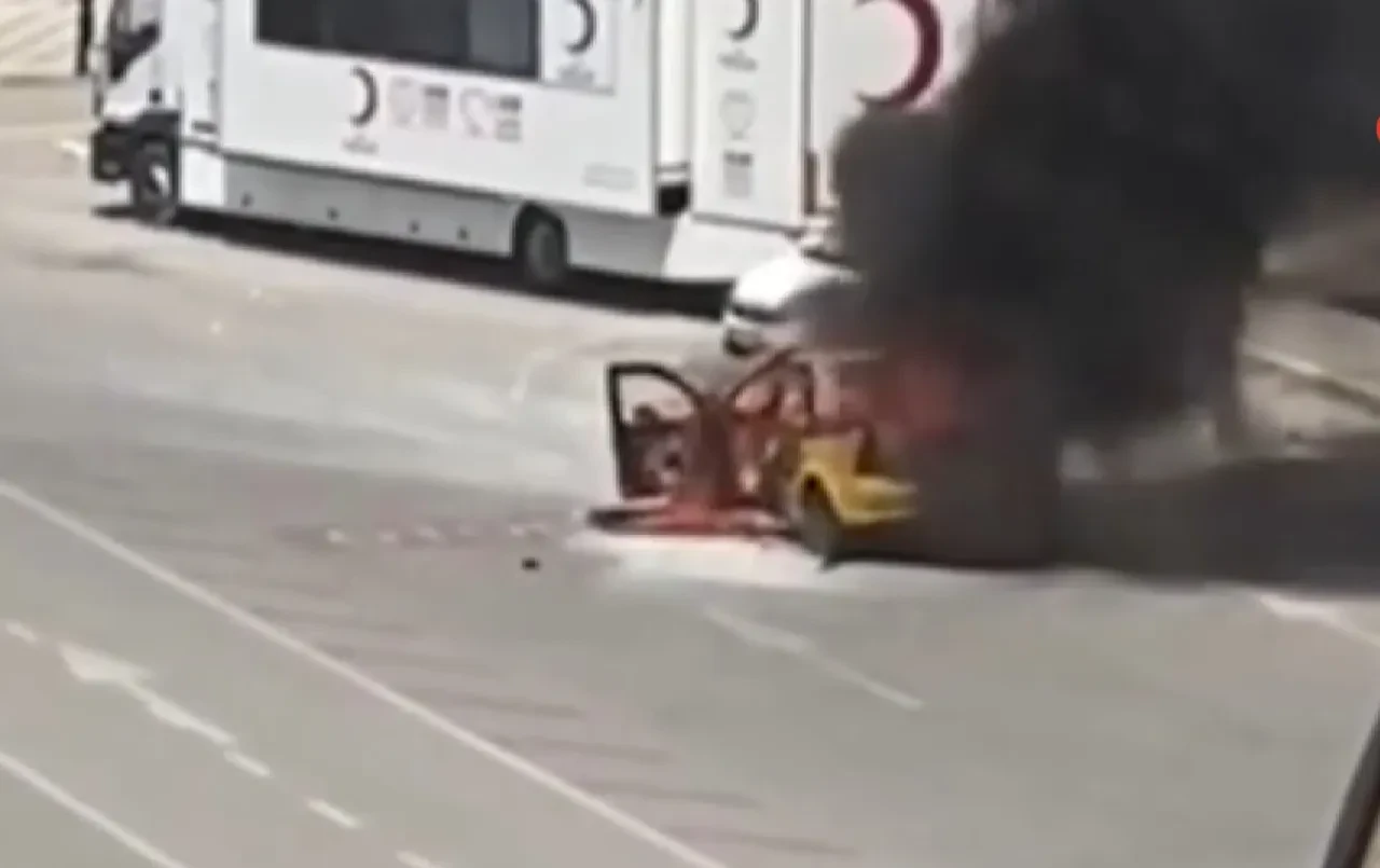 Çakmağı çaktı, taksi alev topuna döndü: Sürücü canını zor kurtardı