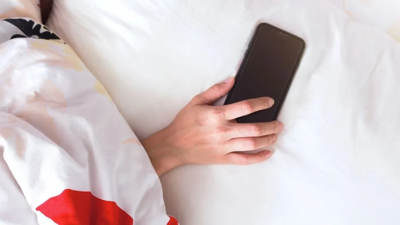 Gece telefonu uçak moduna almanın inanılmaz etkileri! Deneyen inanamıyor