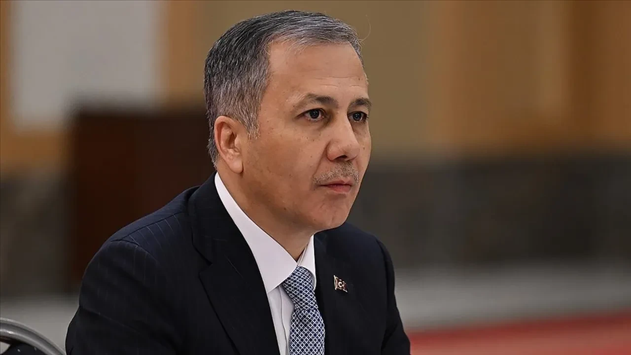Hatalı dönüş iki genci hayattan kopardı! Bakan Yerlikaya görüntüler sonrası sürücüleri uyardı