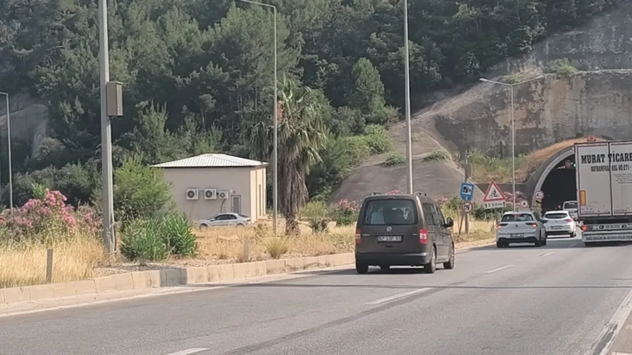 Hatalı dönüş iki genci hayattan kopardı! Bakan Yerlikaya görüntüler sonrası sürücüleri uyardı