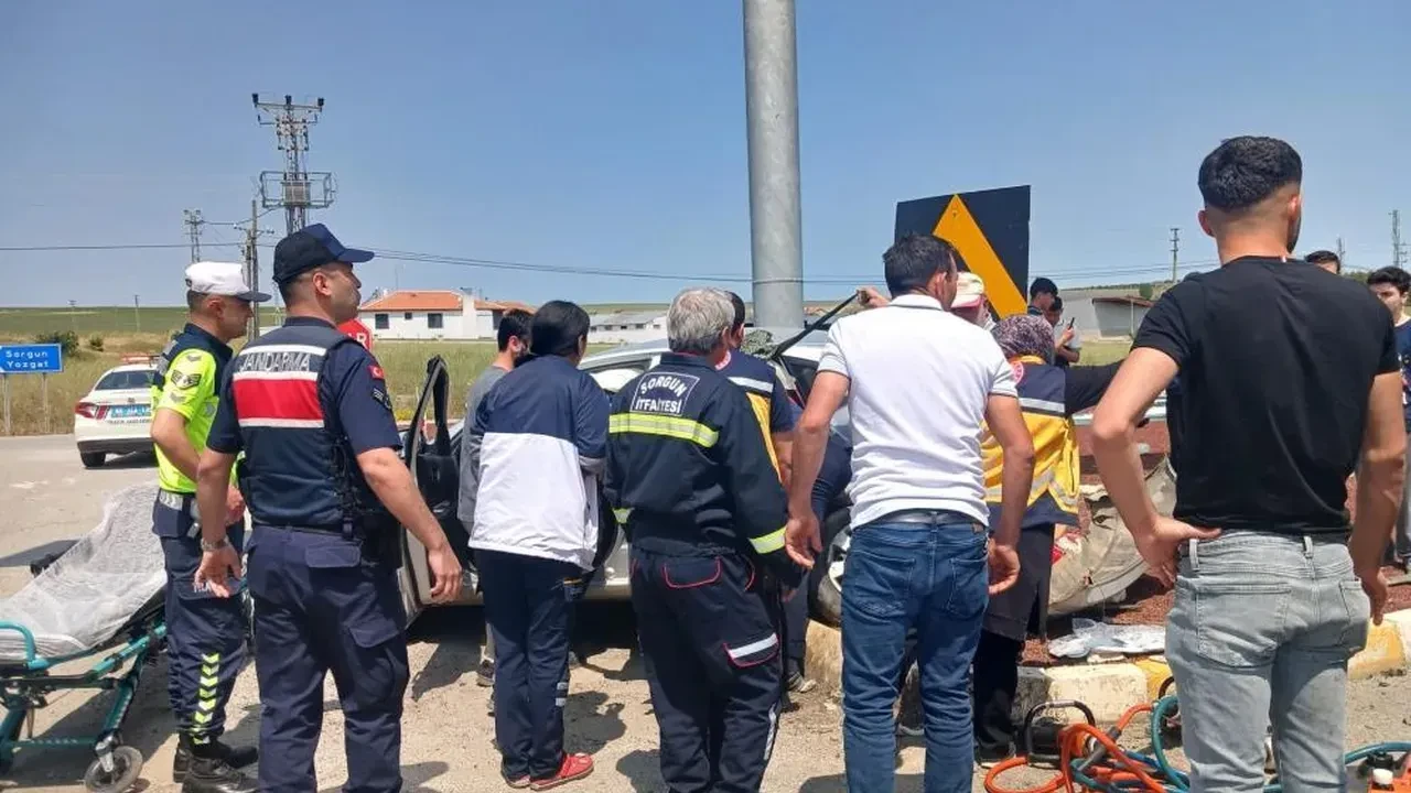 Yozgat'ta feci kaza! İki otomobil kavşakta çarpıştı: Ölü ve yaralı var