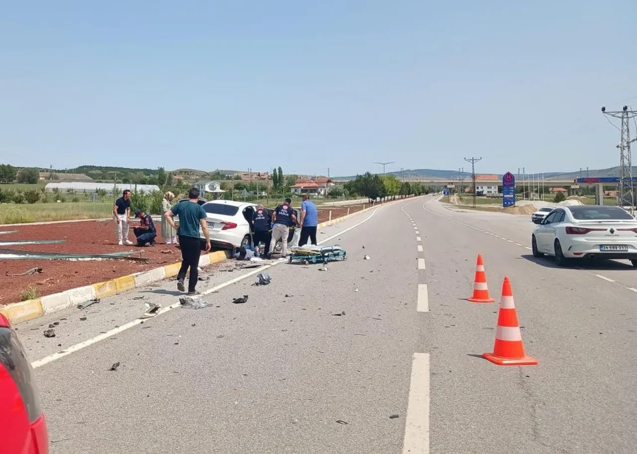Yozgat'ta feci kaza! İki otomobil kavşakta çarpıştı: Ölü ve yaralı var