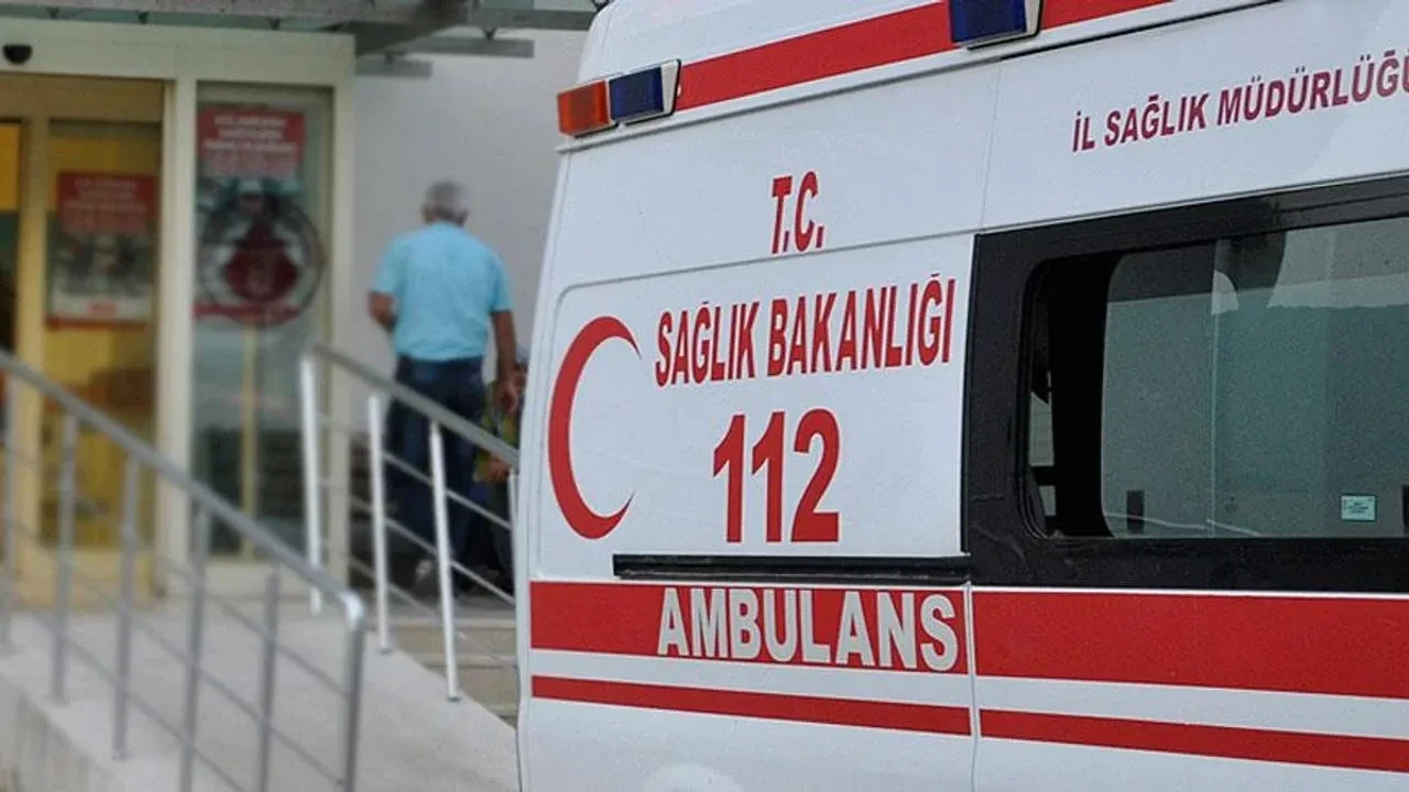 Kars'ta ambulans şarampole devrildi! Yaralılar var