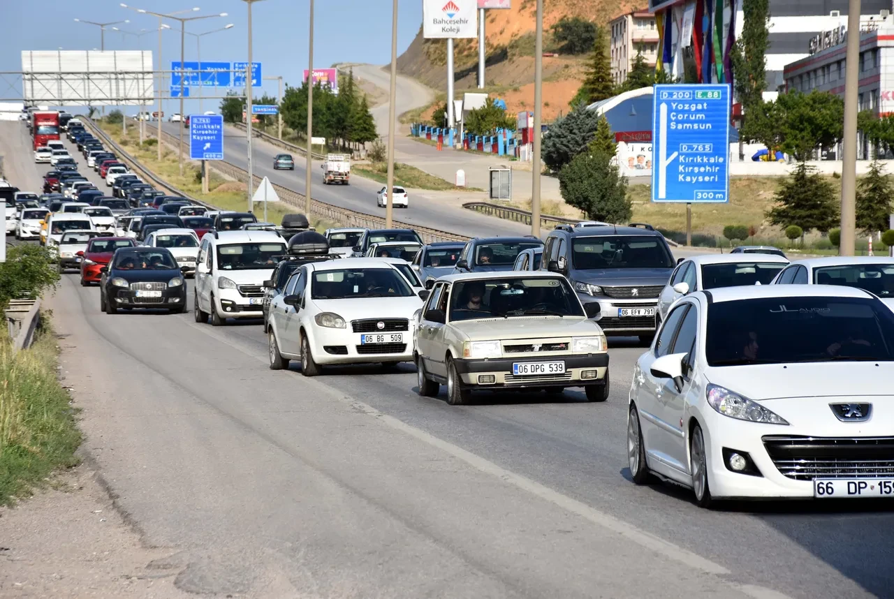 Kilit kavşak Kırıkkale'de dönüş trafiği başladı: 43 ilin bağlantı noktasında yoğunluk arttı