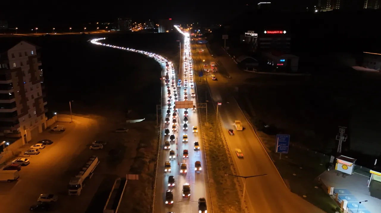 Kilit kavşak Kırıkkale'de dönüş trafiği başladı: 43 ilin bağlantı noktasında yoğunluk arttı