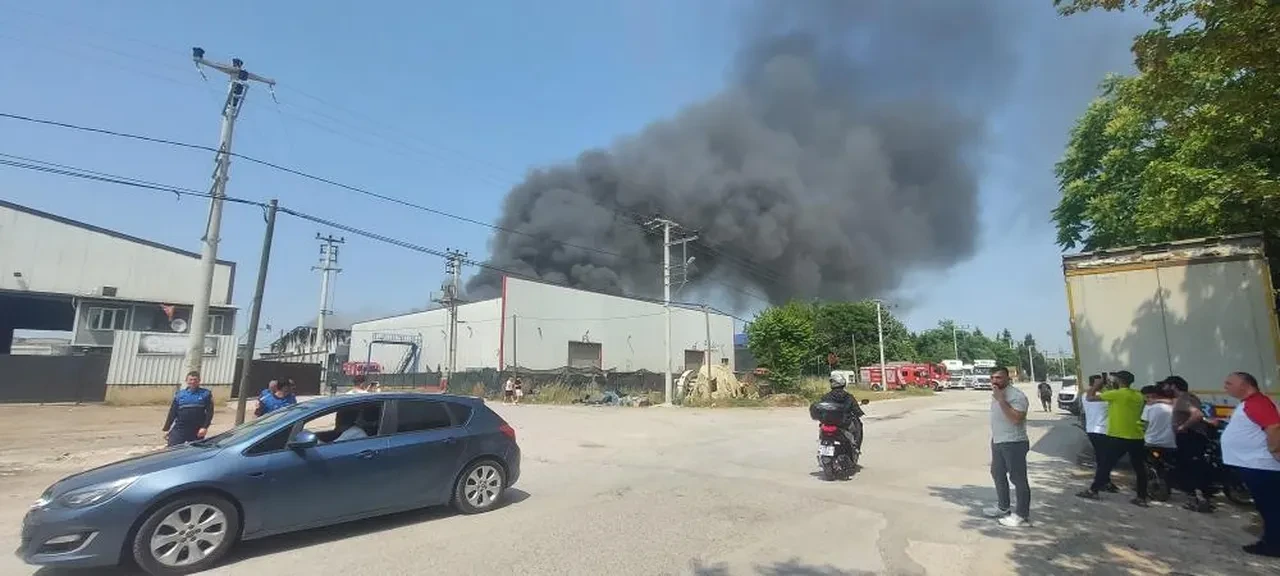 Kocaeli'de boya fabrikasında yangın
