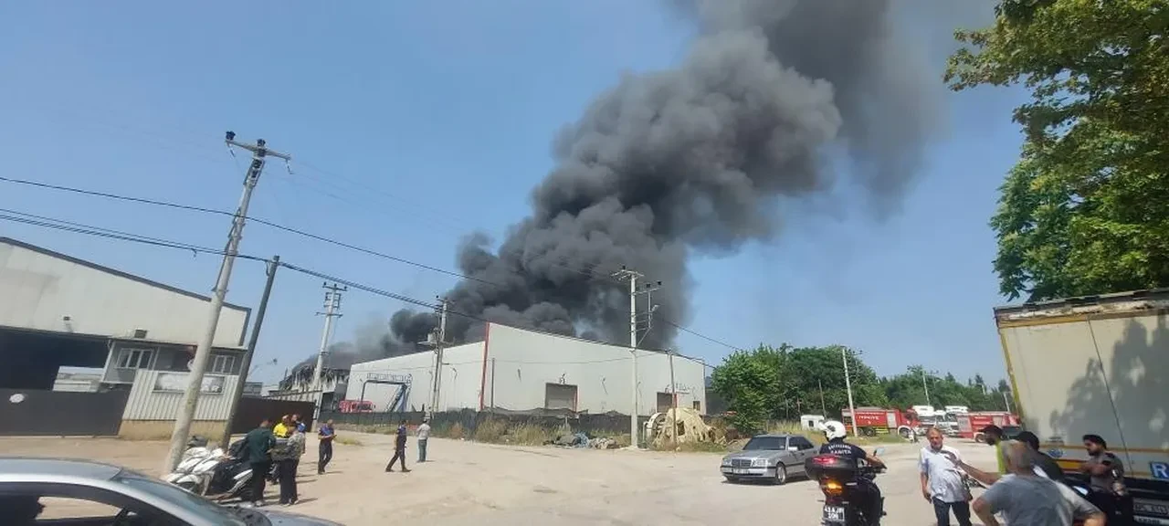 Kocaeli'de boya fabrikasında yangın