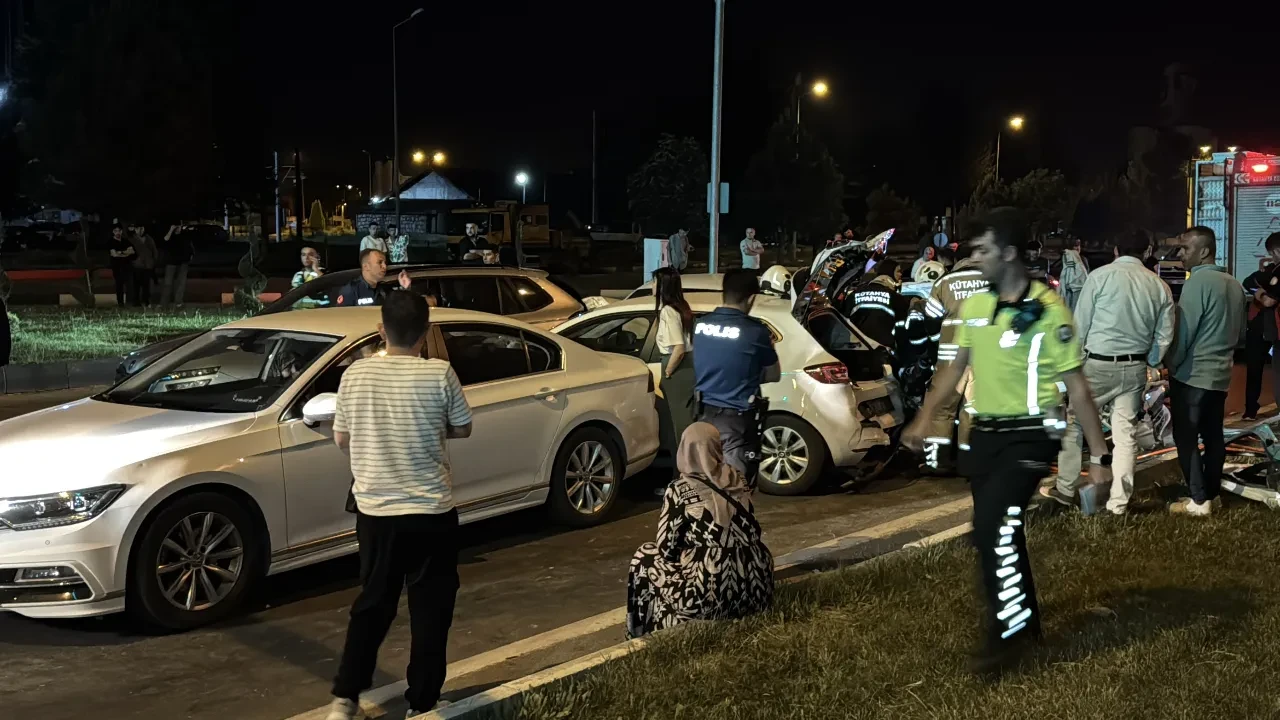 Kütahya'da zincirleme kaza: 6 araç çarpıştı, genç araçta sıkıştı