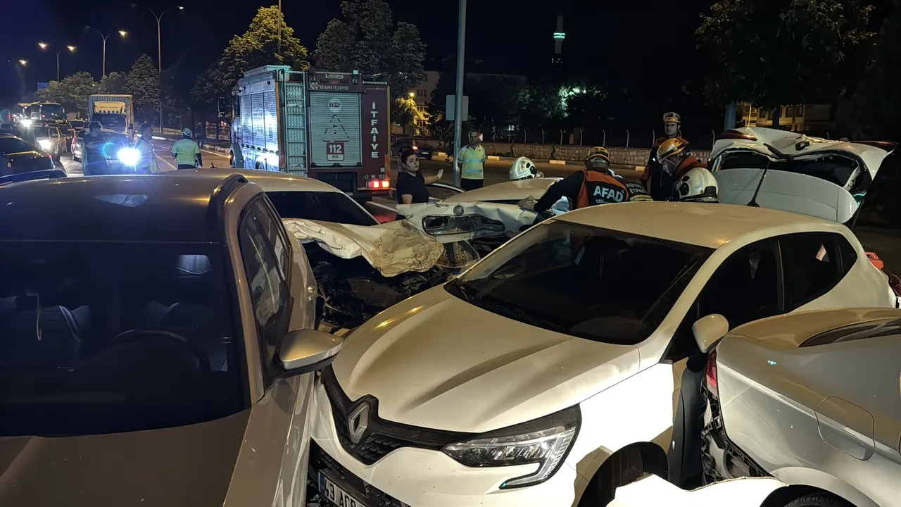 Kütahya'da zincirleme kaza: 6 araç çarpıştı, genç araçta sıkıştı