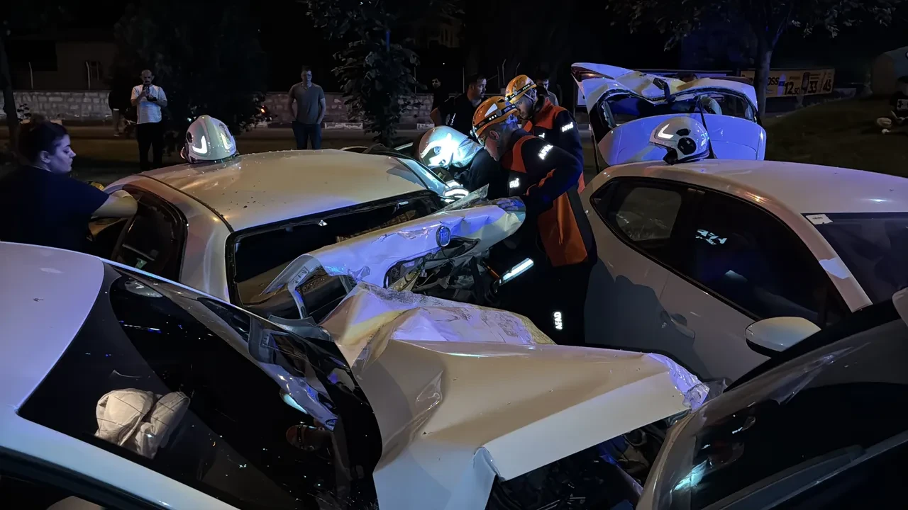 Kütahya'da zincirleme kaza: 6 araç çarpıştı, genç araçta sıkıştı